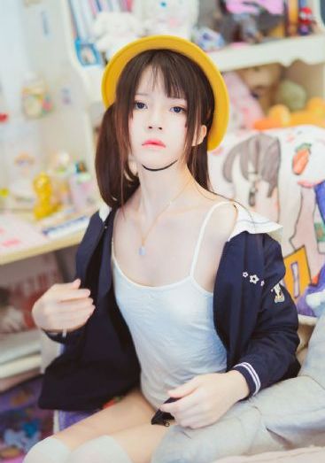 女人裸露双乳给男人喂奶文