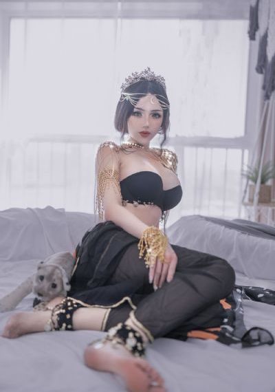 两男吮着她的花蒂尿的拍摄地点